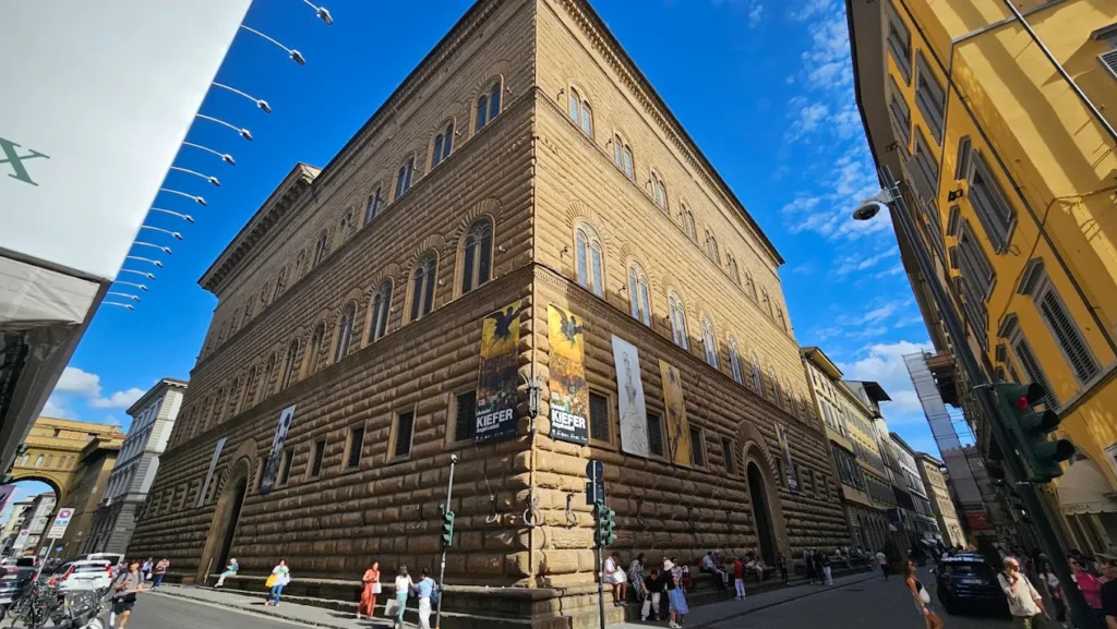 Palais Pitti à Florence, Italie, avec des bannières pour l'exposition Kiefer.